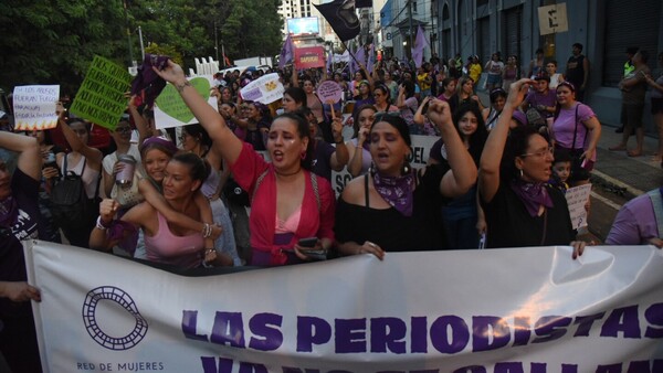 Mujeres denuncian a la mafia y la precarización laboral en marcha 8M