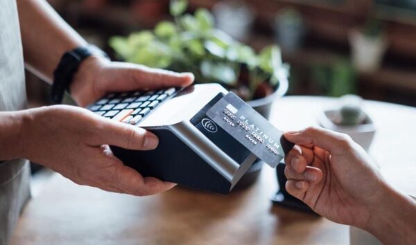 Estrategias digitales y promociones contribuyen a récord en tarjetas de crédito