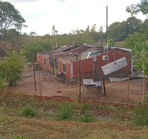Paso Horqueta: casas destechadas tras tormenta - Nacionales - ABC Color