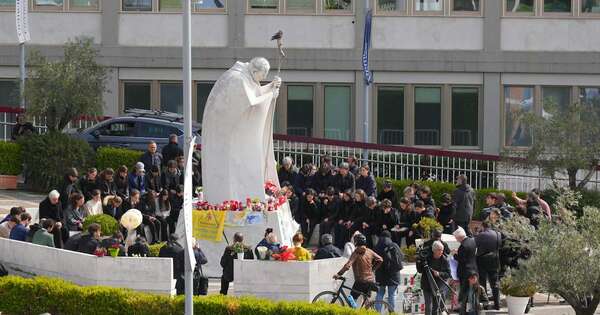 La Nación / El papa Francisco agradeció a los médicos tras alentadora mejoría en su salud