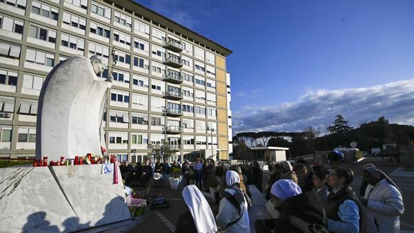 El papa Francisco siguió por video un encuentro de la Curia desde el hospital