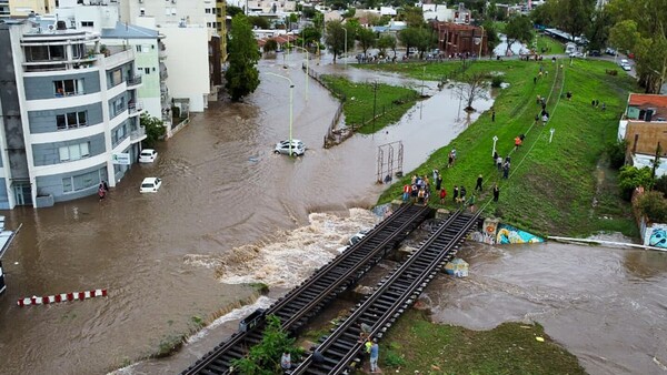Ascienden a 15 los muertos por inundaciones en Bahía Blanca
