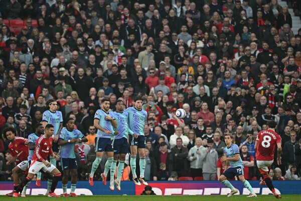 Versus / Arsenal tropieza con el Manchester United, autopista hacia el título para Liverpool