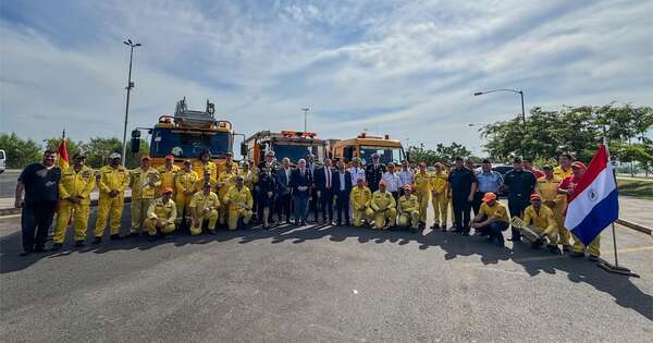 La Nación / Bomberos de Málaga donaron seis camiones al CBVP