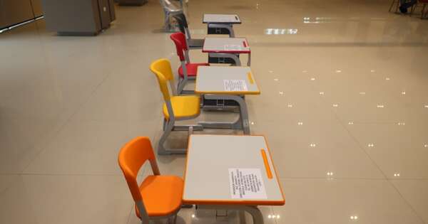 La Nación / Empresa adjudicada para proveer muebles escolares fue habilitada por el gobierno de Abdo