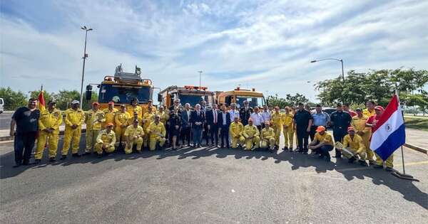 La Nación / Bomberos de Málaga donan seis camiones al CBVP