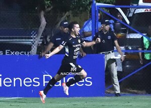 Versus / Néstor Camacho no abandona la lucha en la tabla histórica de goleadores
