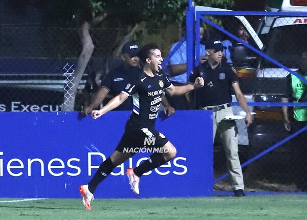 Versus / Néstor Camacho no abandona la lucha en la tabla histórica de goleadores
