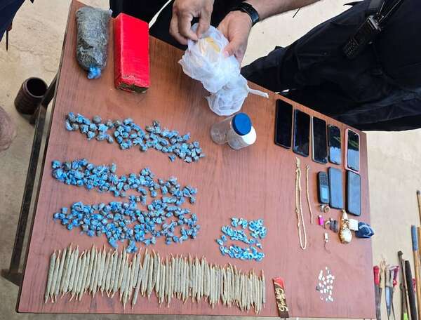 Incautan armas blancas, drogas y bebidas artesanales tras una gresca en la cárcel de Ciudad del Este - ABC en el Este - ABC Color