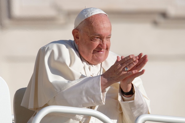 El papa pasó una noche tranquila y se espera un nuevo parte médico