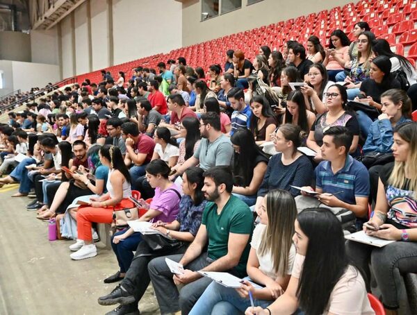 ¿Qué pasa con los médicos que no consiguen cupo para hacer la residencia? · Radio Monumental 1080 AM