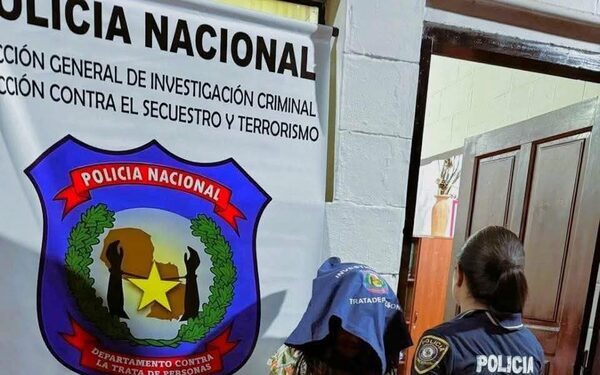 Detienen a mujer por prostituir a su hermana menor