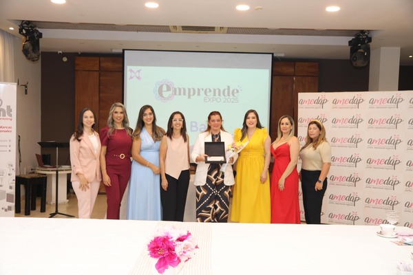 Emprendedoras otorgan reconocimiento a la ministra de la Mujer - trece