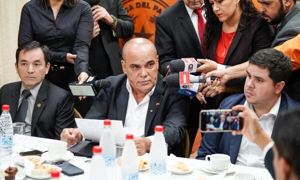 “Bachi” Núñez aumentó salario de funcionarios de confianza del Senado y lo defiende
