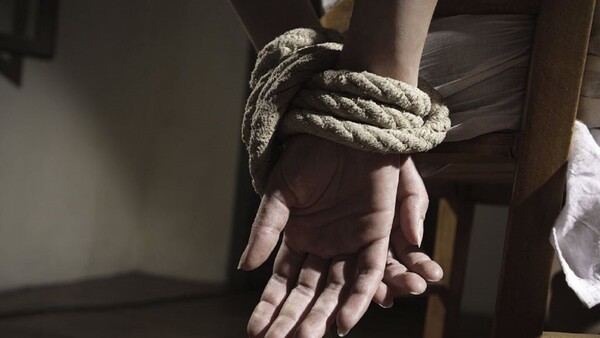 Detienen en Italia a padres que secuestraron a su hija al no aceptar su orientación sexual