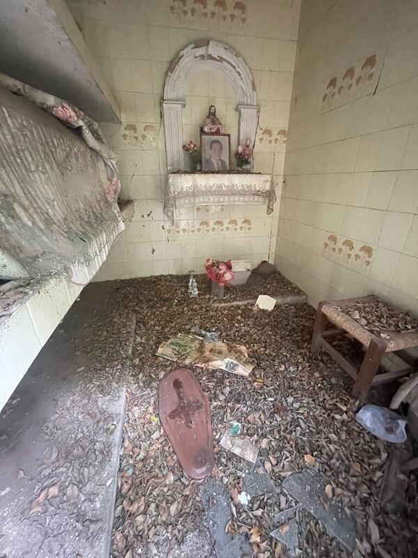 Familia denuncia profanación de panteón y robo de huesos en cementerio de la Recoleta - Nacionales - ABC Color