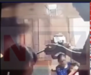 (VIDEO)Hombre amenazó con una escopeta a su hija menor