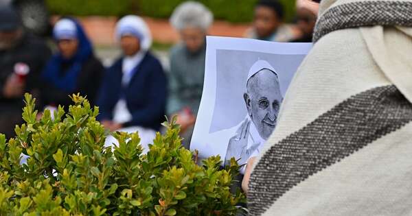 La Nación / Es "demasiado pronto" para que el papa salga del hospital