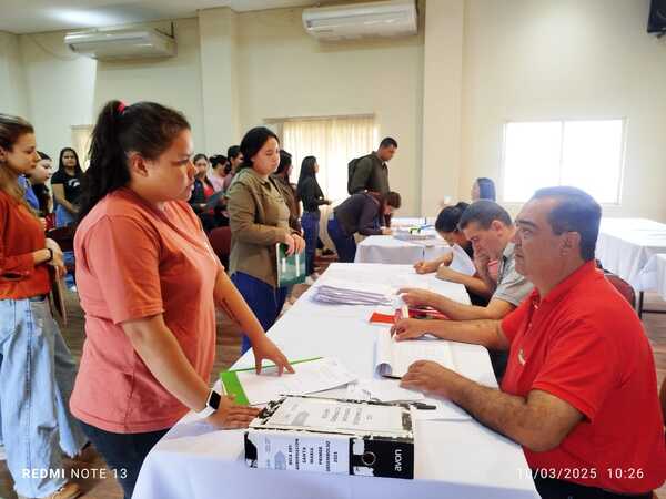 Reciben documentos para renovación de becas en Misiones