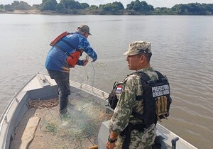 Decomisan 900 metros de red de monofilamento durante control de pesca en el río Tebicuary - .::Agencia IP::.