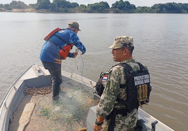 Decomisan 900 metros de red de monofilamento durante control de pesca en el río Tebicuary - .::Agencia IP::.