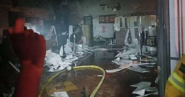 La Nación / Fuego afectó alrededor del 90 % de la sucursal del BNF en Paraguarí