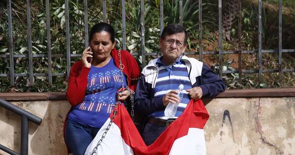 La Nación / Padres de joven con VIH se encadenan frente al Ministerio de Salud