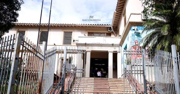 La Nación / Padres de joven con VIH se encadenan frente al Ministerio de Salud Pública