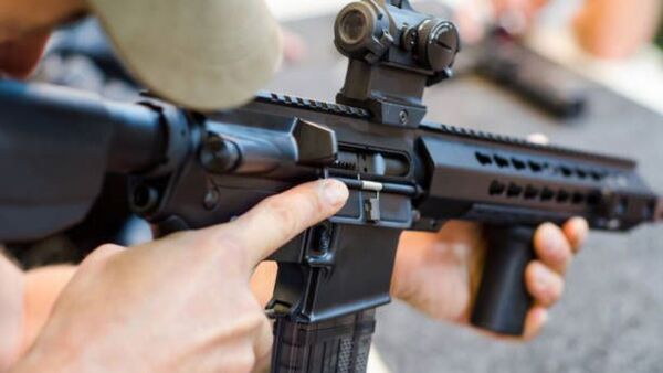 Amenazó a su hija menor con un fusil y lo imputaron