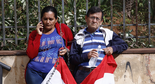 Padres de niño infectado con VIH en una transfusión se encadenan frente al Ministerio de Salud - Noticiero Paraguay