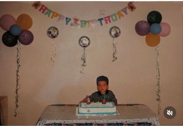 Bad Bunny celebra 31 años con un vistazo a su niñez