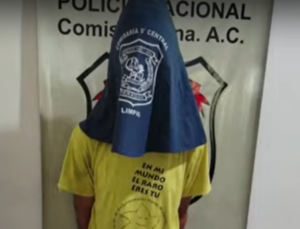 Detienen a un hombre por apuntar con un rifle a su hija para “educarla”
