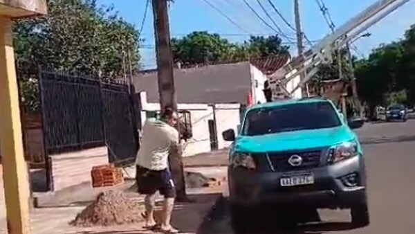 Violencia contra trabajadores de la ANDE en Presidente Franco: Agresión a funcionarios durante corte de suministro eléctrico