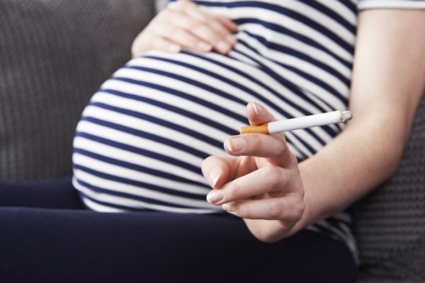 Fumar durante el embarazo aumenta el riesgo de desprendimiento de placenta, según estudio