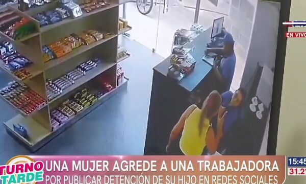 (Video) E’ana, mujer agrede a trabajadora por publicar la detención de su hijo en redes sociales