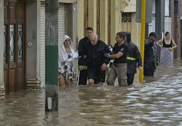 Argentina moviliza donaciones y voluntarios para afectados por el temporal en Bahía Blanca - Mundo - ABC Color