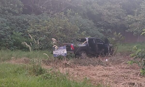 Delincuentes huyen y abandonan vehículo tras robo