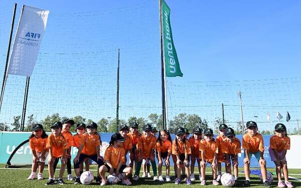 ueno bank alienta el fútbol femenino - Empresariales - ABC Color