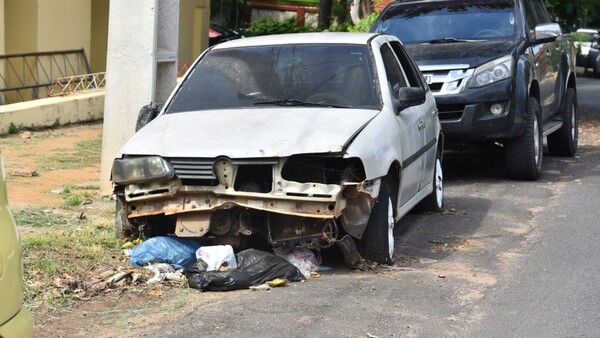 Vehículos abandonados ocupan las calles y corralón ya no da abasto