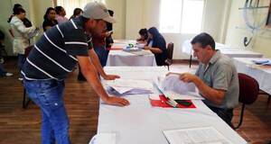 Reciben documentos para renovación de becas en Misiones