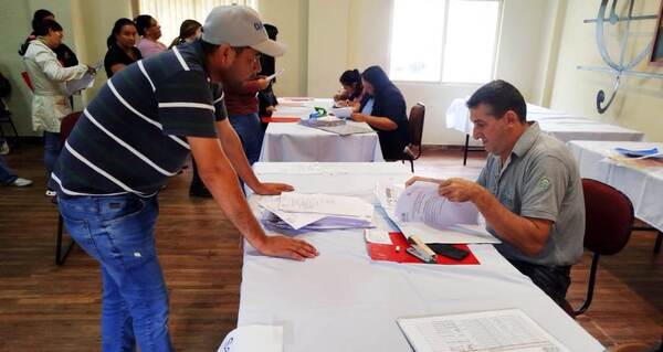 Reciben documentos para renovación de becas en Misiones