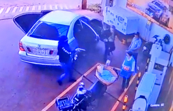 Roban recaudación del fin de semana y un revólver durante asalto a surtidor - La Clave