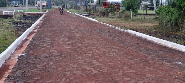 Habilitan obras de empedrado en Arroyo Porã para mejorar acceso a la Escuela y Colegio Bernardino Caballero