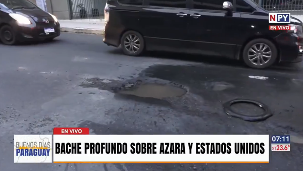 Gigantesco bache causa embotellamiento en pleno centro de Asunción