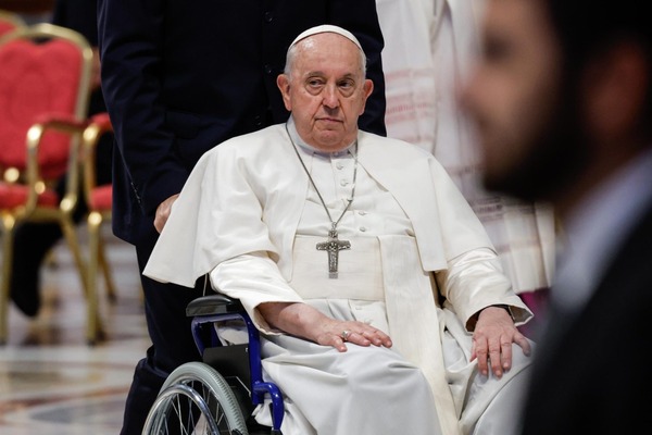 Papa Francisco avanza en su recuperación y está fuera del estado crítico - Unicanal