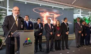 Denuncian a director de Itaipú por presunta licitación irregular de pupitres escolares