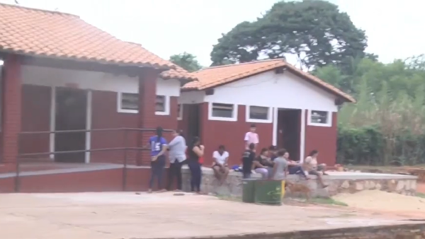 Padres reclaman falta de director en un turno y resaltan precariedades en escuela de Areguá
