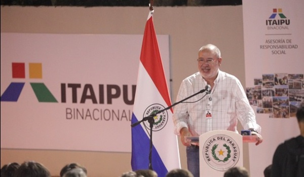 Denuncian a director de Itaipú por licitación irregular de pupitres