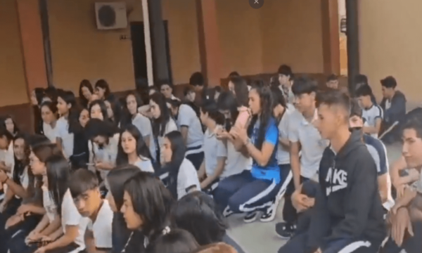 Alumnos hacen “sentata” en el colegio Nacional de Eusebio Ayala por falta de kits escolares