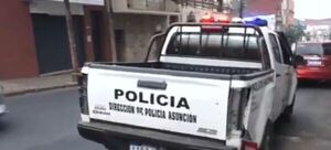 (VIDEO)Patrullera pasó en rojo y chocó contra chofer de plataforma